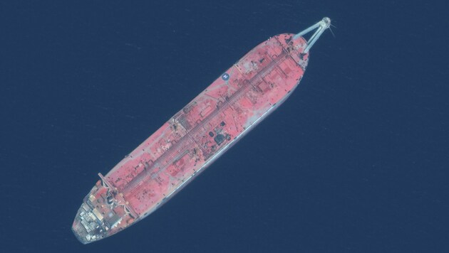 Seit 2015 liegt der verrostete Öltanker FSO Safer vor der Küste Jemens im Roten Meer. (Bild: AFP/Maxar Technologies)