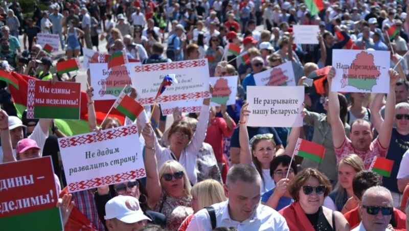 Tausende demonstrierten in Minsk für Präsident Lukaschenko. (Bild: AFP)