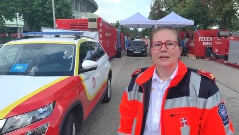 Corinna Had, Sprecherin der Wiener Berufsrettung, vor der Corona-Teststation beim Wiener Happel-Stadion (Bild: Martin Jöchl)