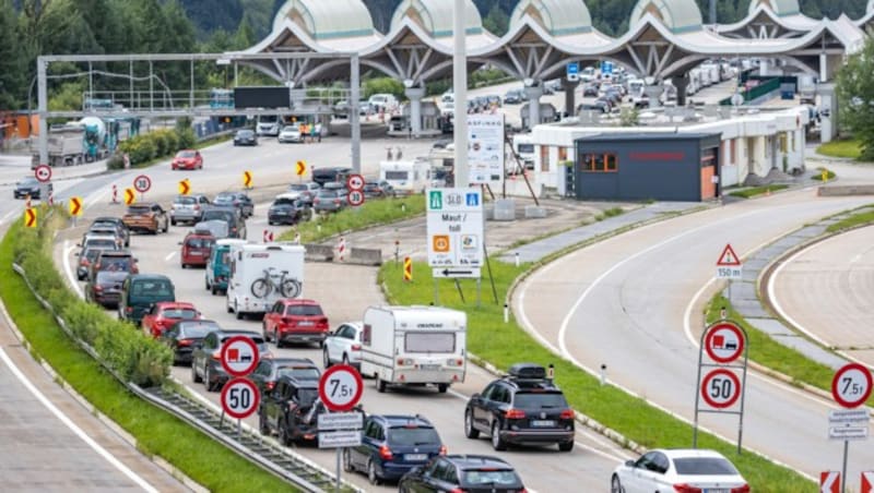 Vor dem Karawankentunnel werden Staus erwartet (Bild: APA/EXPA/Johann Groder)