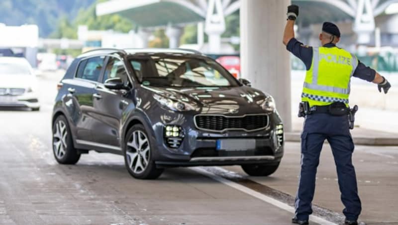 Ein Schwerpunkt bei den Grenzkontrollen werde nun auf die Gebiete in Kärnten und Tirol gelegt - viele Reisende wollen sich durch eine solche Umgehungsroute die Kontrollen ersparen. (Bild: APA/EXPA/Johann Groder)