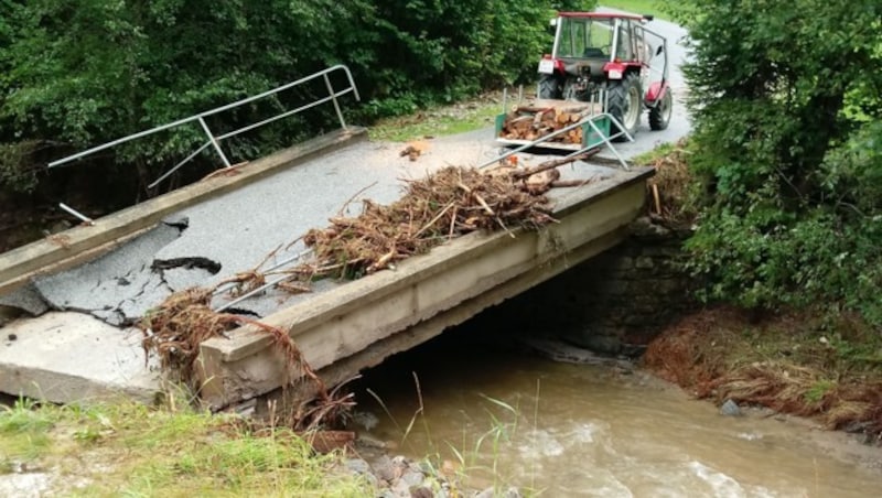 Die Wassermassen haben in Steirisch Laßnitz eine Brücke weggerissen. (Bild: BMLV/BUCHEGGER)