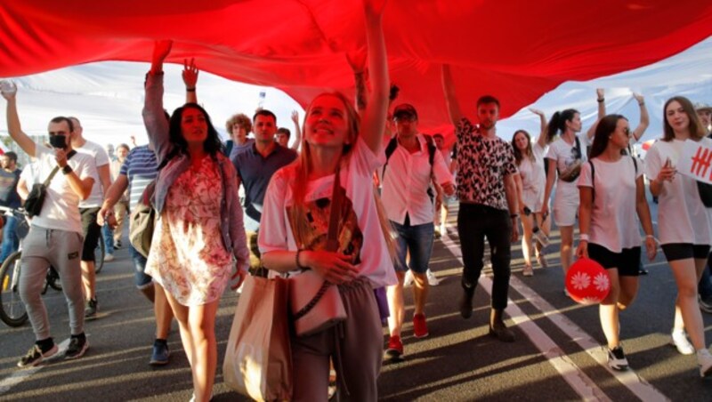 Lukaschenkos Gegner demonstrierten unter einer veralteten weißrussischen Flagge. (Bild: AP)