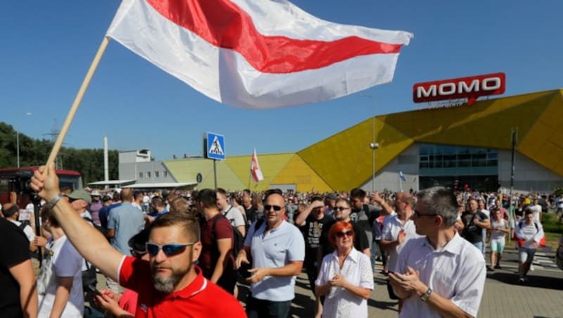 Demonstranten versammelten sich auch vor der Fabrik, in der der Präsident seine Kundgebung hielt, um ihrem Unmut freien Lauf zu lassen. (Bild: AP)