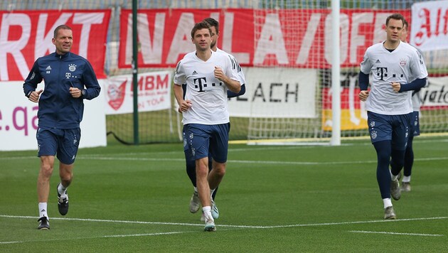 Holger Broich (li.) mit Thomas Müller und Manuel Neuer (re.) (Bild: AFP )