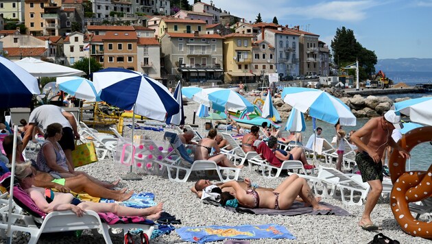 Wer trotz Reisewarnung nach Kroatien in den Urlaub fährt und dort an Covid-19 erkrankt, kann um sein Gehalt umfallen. (Bild: AFP)