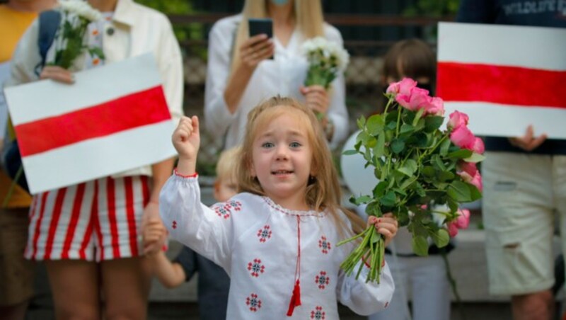 Auch vor der weißrussischen Botschaft in der rumänischen Hauptstadt Bukarest demonstrierten zahlreiche Menschen gegen die umstrittene Wiederwahl von Präsident Alexander Lukaschenko. (Bild: AP)