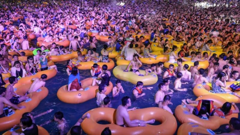 Tausende Menschen feierten in den Pools - Angst vor dem Virus scheint dabei keine zu herrschen. (Bild: STR/AFP)