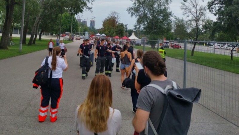 Die Feuerwehr verteilt Mineralwasser. Wie man denn an das Ergebnis kommt, fragt eine Wartende. „Falsche Adresse!“, antwortet der Feuerwehrmann zwinkernd. Vorne heißt es dann, per SMS oder per Mail. (Bild: krone.at)