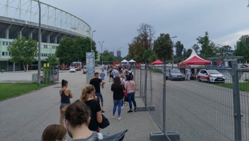 Getestet wird direkt vor dem Stadion unter freiem Himmel, zum Glück spielt das Wetter mit. (Bild: krone.at)