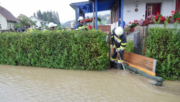 Die Feuerwehrleute versuchten alles, um die Häuser vor den Wassermassen zu retten. (Bild: BFV Mu/Horn)