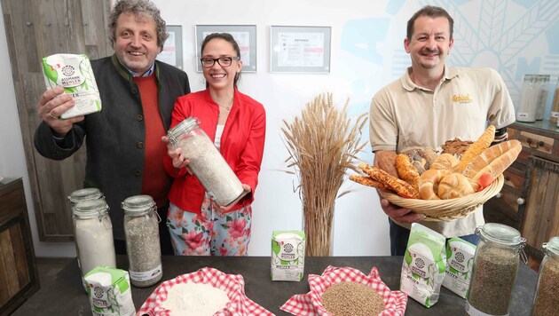 Bäcker Robert Schlief mit Mühlen-Geschäftsführer Herbert Poinstingl sowie dessen Tochter und Assistentin Isabella. (Bild: Judt Reinhard)