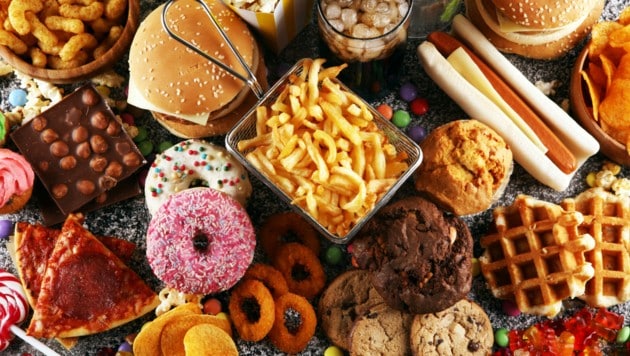 Fetthaltiges Essen vergrößert natürlich die Körpermitte - aber welche Faktoren wirken sich noch auf unser Gewicht aus? (Bild: ©beats_ - stock.adobe.com)