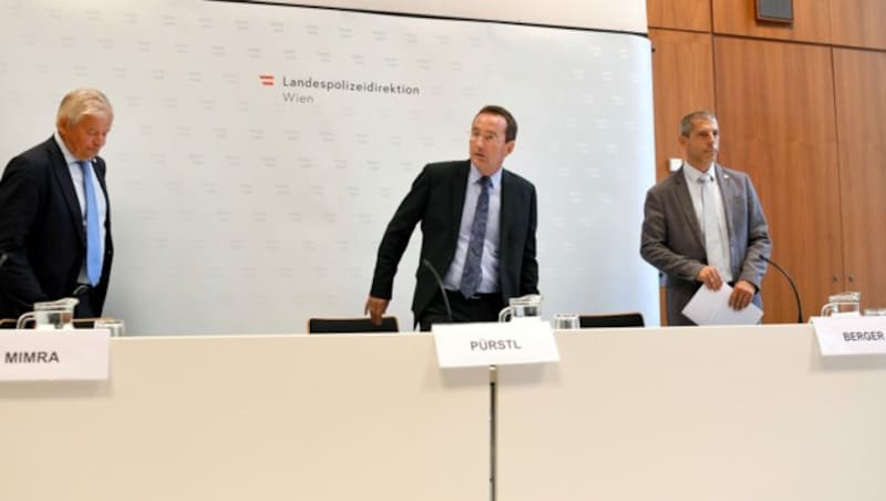 v.l.: Michael Mimra (stv. Leiter des Landeskriminalamts Wien), Landespolizeipräsident Gerhard Pürstl und Dietmar Berger (stv. Leiter des Ermittlungsdienstes) (Bild: APA/ROLAND SCHLAGER)