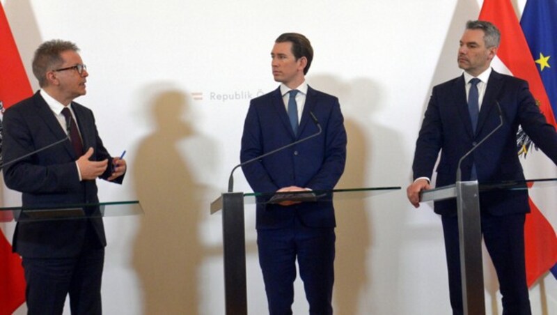 Gesundheitsminister Rudolf Anschober (Grüne), Kanzler Sebastian Kurz und Innenminister Karl Nehammer (beide ÖVP) gaben am Dienstag in einer Pressekonferenz die nächsten geplanten Schritte zur Eindämmung des Coronavirus bekannt. (Bild: APA/Herbert Pfarrhofer)