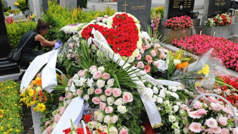 Silvana K. am Grab ihrer Tochter am Kagraner Friedhof in Wien (Bild: Martin Jöchl)