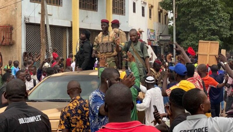 Soldaten feiern ihre Ankunft am Unabhängigkeitsplatz in Bamako, nachdem sie Malis Präsidenten und Regierungschef gestürzt haben. (Bild: AFP/Malik Konate)