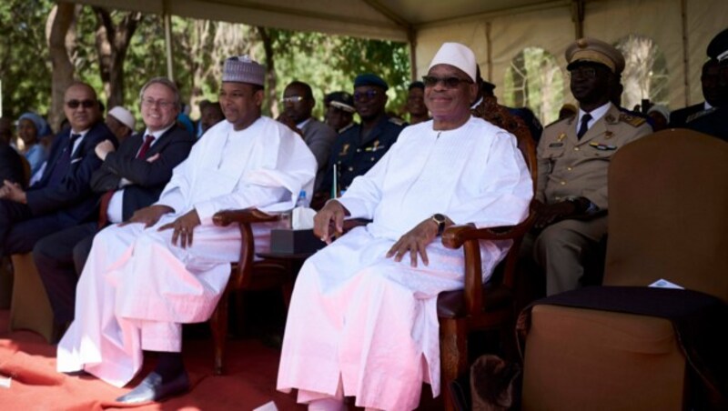 Der malische Präsident Ibrahim Boubacar Keita (rechts) und der malische Premierminister Boubou Cisse (links). (Bild: AFP/Michele Cattani)