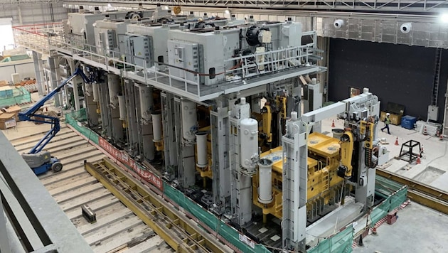 Die erste Anlage wurde bereits im Werk Freemont installiert. Auch in Shanghai und Berlin sollen solche Druckgießmaschinen eingesetzt werden. (Bild: Tesla)