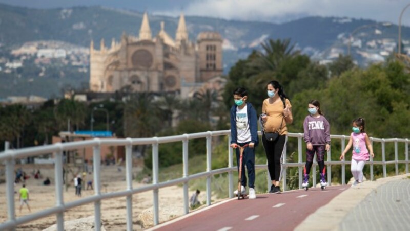 Es wird wohl - mitten in der Hauptsaison - bald gespenstisch ruhig in Mallorcas Hauptstadt werden. (Bild: AFP)