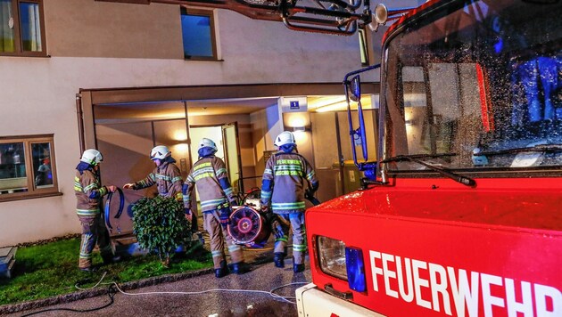 Die Feuerwehr bekämpft einen Kellerbrand in einem Mehrparteienhaus in Bischofshofen. (Bild: GERHARD SCHIEL)