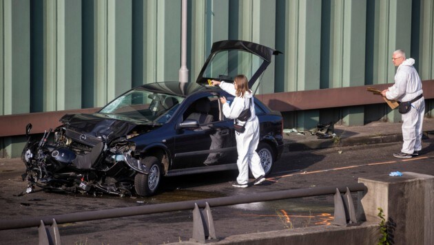 MIt diesem Opel raste der Verdächtige in die anderen Fahrzeuge auf der Autobahn. (Bild: AFP )