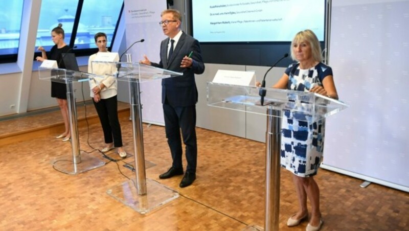 V. l.: Karin Eglau (Gesundheit Österreich GmbH), Gesundheitsminister Rudolf Anschober (Grüne) und Margot Ham-Rubisch (Wiener Patientenanwaltschaft) (Bild: APA/HELMUT FOHRINGER)