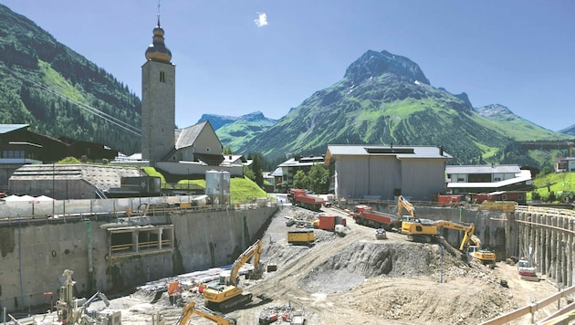 Wie viele Millionen Euro wird diese Baugrube inmitten von Lech noch verschlingen? (Bild: Kronen Zeitung, Mathis Fotografie)