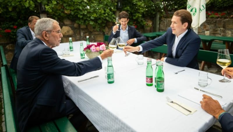 Mit einem guten Glas Weißwein die vergangenen Monate Revue passieren lassen: Bundespräsident Alexander Van der Bellen, Bundeskanzler Sebastian Kurz (Bild: Bundeskanzleramt/Arno Melicharek)