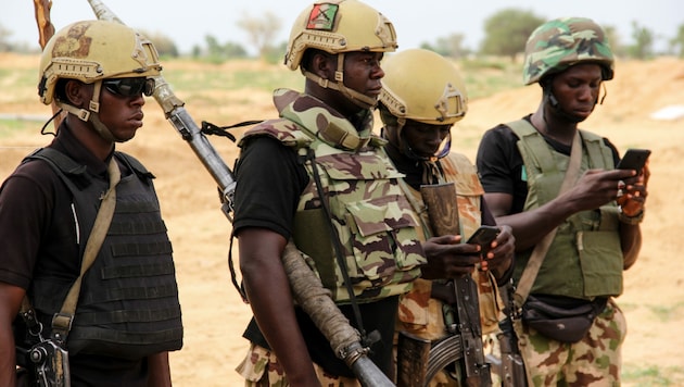 Soldaten der nigerianischen Armee müssen immer wieder zu Einsätzen gegen den Ableger des IS in Westafrika (ISWAP) ausrücken. (Bild: AFP)