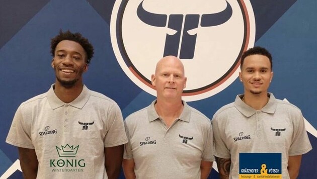 Trainer Mike Coffin (Mi.) mit seinen beiden neuen Spielern Bryce Smith (li.) und AJ Turner. (Bild: Kapfenberg Bulls)