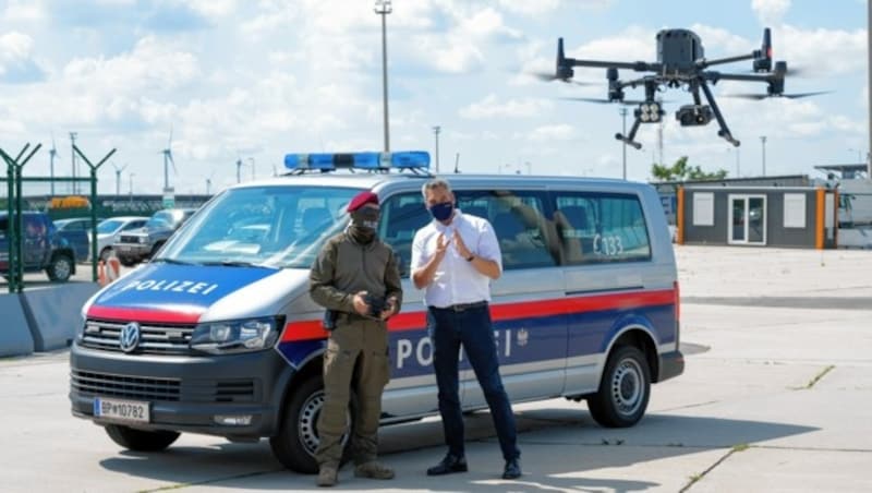 Innenminister Karl Nehammer ließ sich den Drohnen-Flug genau erklären. (Bild: BMI/Jürgen Makowecz)