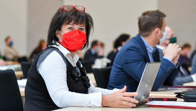 Birgit Gerstorfer mit Maske im Corona-Ausweichquartier des Landtags (Bild: Harald Dostal)