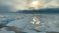 Selbst bei einem Szenario mit geringen CO₂-Emissionen könnte die Arktis schon ein Jahrzehnt früher im Sommer eisfrei sein als bisher angenommen. (Bild: AP)