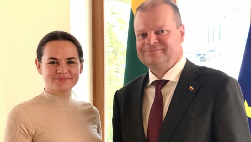 Die weißrussische Oppositionskandidatin Swetlana Tichanowskaja befindet sich derzeit in Litauen im Exil, wo sie in der Hauptstadt Vilnius mit dem litauischen Premierminister Saulius Skvernelis zusammengetroffen ist. (Bild: AP)