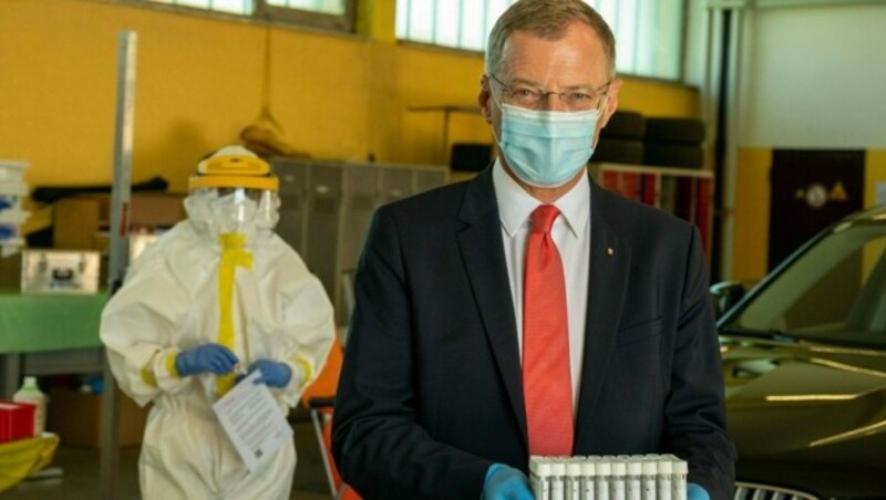 Der oberösterreichische Landeshauptmann Thomas Stelzer (ÖVP) bei der Corona-Drive-In-Teststation in Ansfelden. (Bild: APA/FOTOKERSCHI.AT/KERSCHBAUMMAYR)