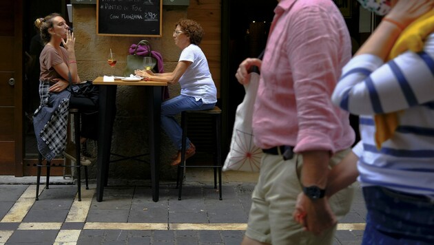 Rauchen darf man in Spanien nur mehr mit Mindestabstand - auch im Freien. (Bild: AP)