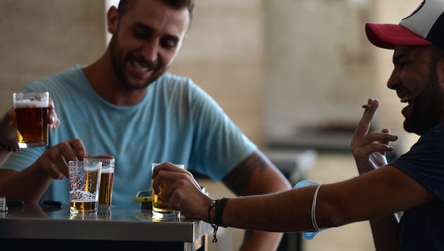 Smoking in the restaurant garden could soon be history (symbolic image). (Bild: AFP)