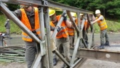 Pioniere stellen Behelfsbrücke in St. Kathrein am Hauenstein fertig (Bild: Österreichisches Bundesheer)