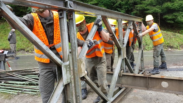 Pioniere stellen Behelfsbrücke in St. Kathrein am Hauenstein fertig (Bild: Österreichisches Bundesheer)