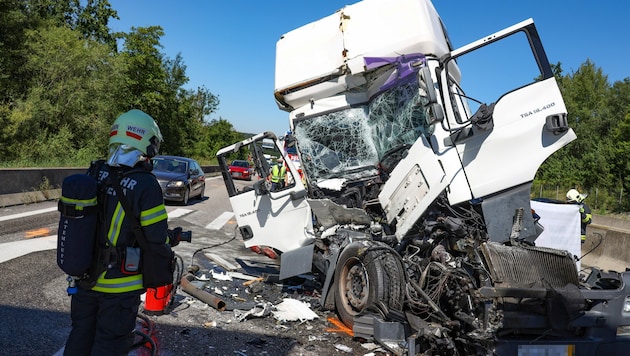 In diesem Wrack starb der Fahrer aus Wien beim Unfall in Sattledt. (Bild: laumat.at/Matthias Lauber)