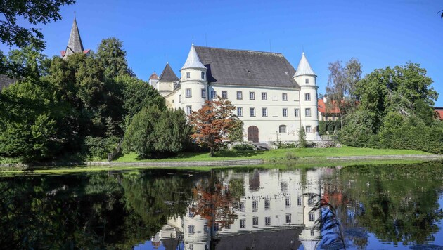 Auf einer Halbinsel am Inn gelegen: das Renaissanceschloss Hagenau in St. Peter am Hart (Bild: Scharinger Daniel)