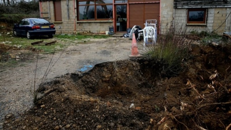 Estelle Mouzin war im Jänner 2003 in einem Pariser Vorort auf dem Heimweg von der Schule verschwunden. Ihre Leiche wurde bis heute nicht gefunden, auch Grabungen der Polizei im Juni verliefen ergebnislos. (Bild: AFP)