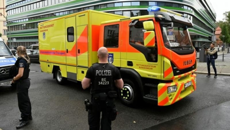 Ein spezieller Krankenwagen der deutschen Bundeswehr brachte Nawalny vom Flughafen Berlin-Tegel in die Berliner Charité zur weiteren Behandlung. (Bild: AFP )