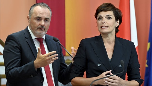 SPÖ-Chefin Pamela Rendi-Wagner kritisiert die ÖVP und will eine „Koalition der Betroffenen“. (Bild: APA/ROLAND SCHLAGER, APA/HERBERT NEUBAUER, Krone KREATIV)