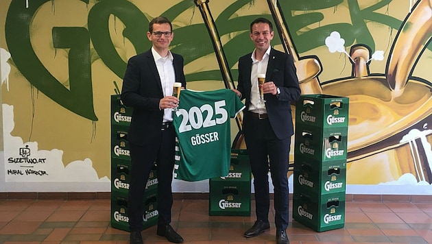 Klaus Schörghofer, Vorstandsvorsitzender der Brau Union Österreich, (l.) und Christoph Peschek, SK Rapid Geschäftsführer Wirtschaft, stoßen auf die grün-weiße Kooperation an (Bild: SK Rapid)