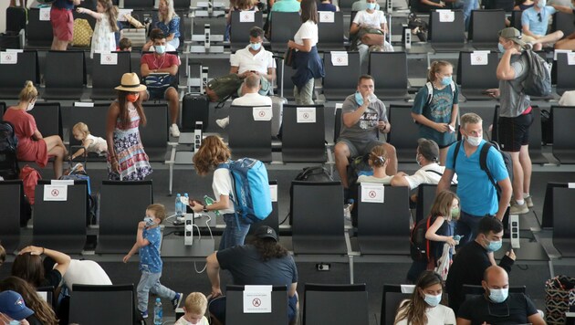 Touristenmengen am Flughafen Split in Kroatien (Bild: AFP)