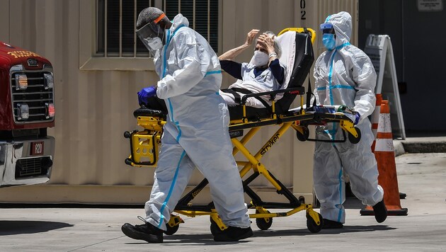 Eine Corona-Patientin in Miami wird verlegt. (Bild: AFP)