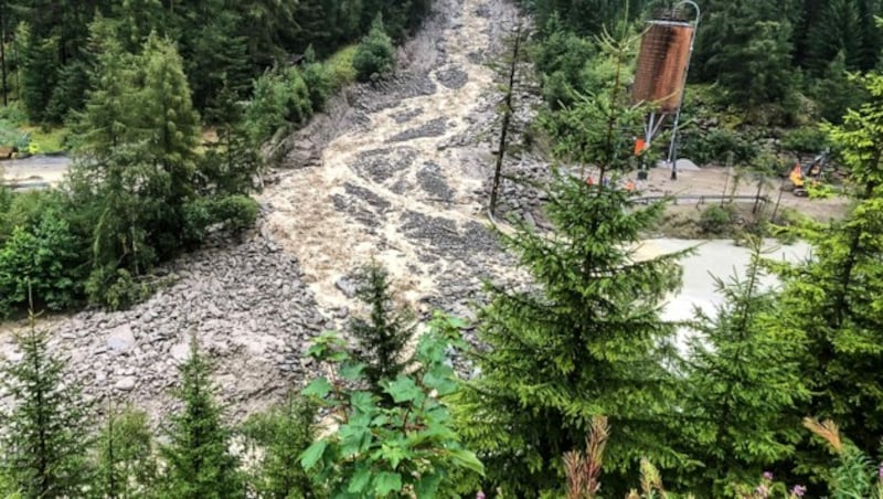 Ein Murenabgang bei Sölden nach Unwettern und schweren Regenfällen am Samstag (Bild: APA/ZEITUNGSFOTO.AT)