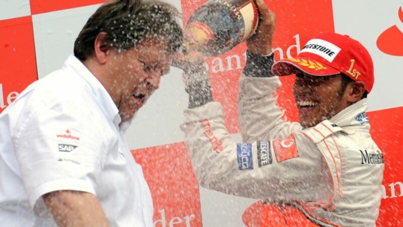 McLaren-Mercedes-Pilot Lewis Hamilton duscht Sportchef Norbert Haug: Ein Bild aus dem Jahr 2008 (Bild: AFP)